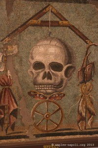 mosaico con teschio ed archipendolo, pompei