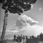 Éruption du Vésuve en mars 1944 vue de Naples
